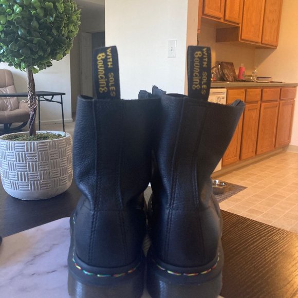 BRAND NEW DR. MARTENS SIZE 7 US / 38 EUR - Picture 3 of 5